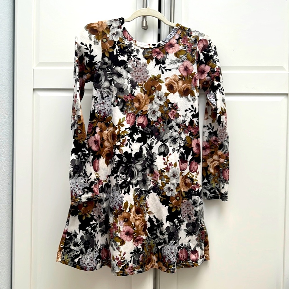 Long sleeve cozy floral dress.